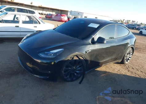 2024 Tesla Model Y Performance Dual Motor All-Wheel Drive z USA, uszkodzony, nr VIN 7SAYGDEF0RF053690
